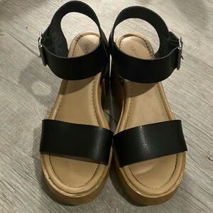 Universal Thread platform wedge sandles